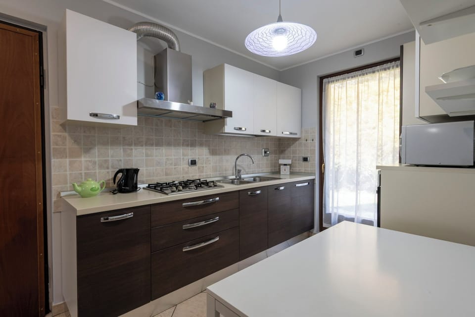 Full-size fridge, microwave, oven, stovetop