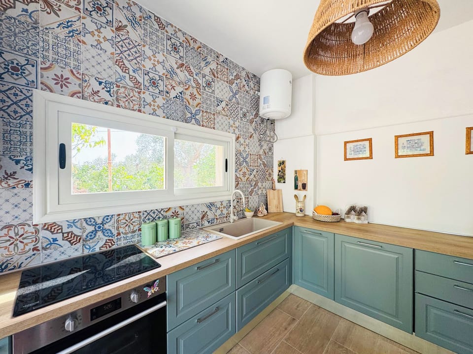 Full-size fridge, oven, stovetop, dishwasher