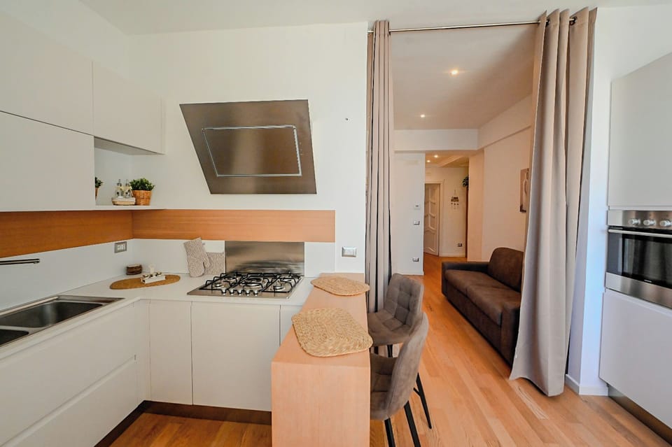 Full-size fridge, oven, stovetop, cookware/dishes/utensils