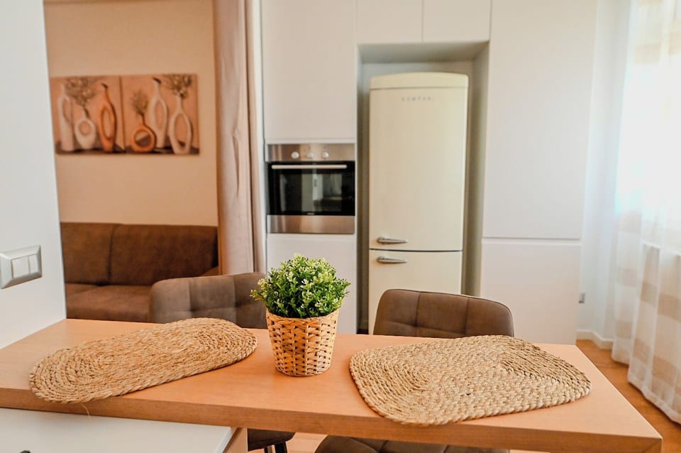Full-size fridge, oven, stovetop, cookware/dishes/utensils