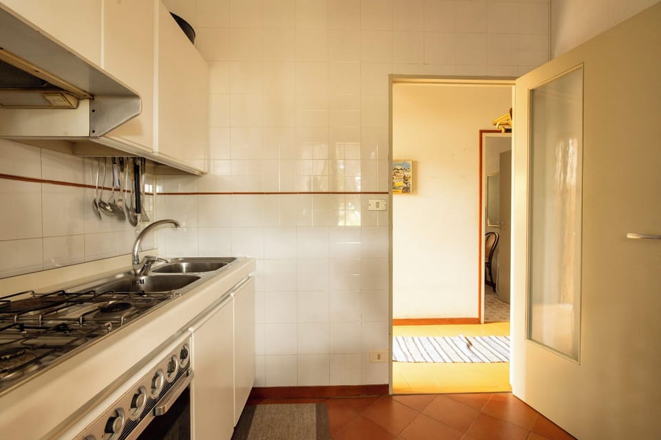 Full-size fridge, oven, stovetop, cookware/dishes/utensils