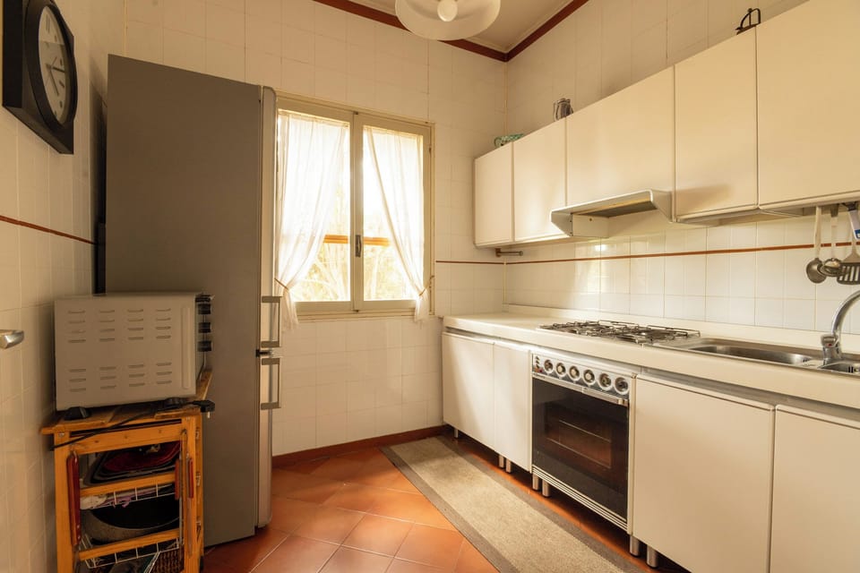 Full-size fridge, oven, stovetop, cookware/dishes/utensils