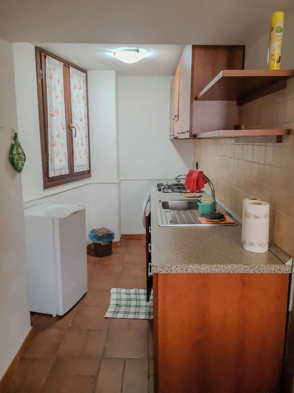 Full-size fridge, stovetop, cookware/dishes/utensils