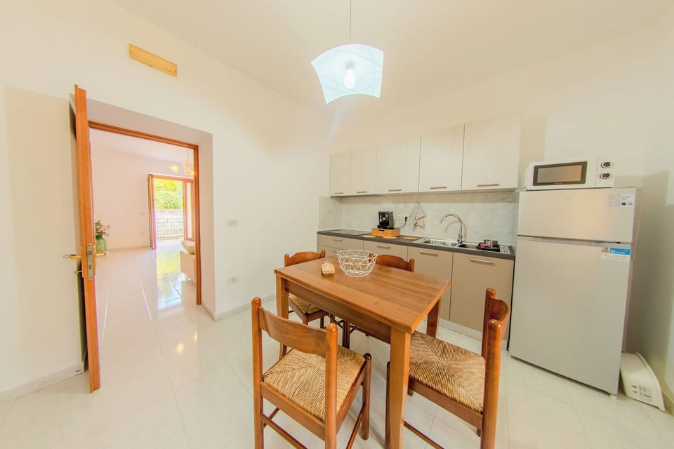 Full-size fridge, microwave, oven, stovetop