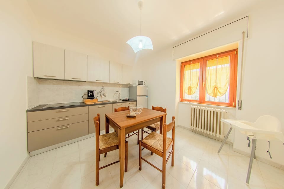 Full-size fridge, microwave, oven, stovetop
