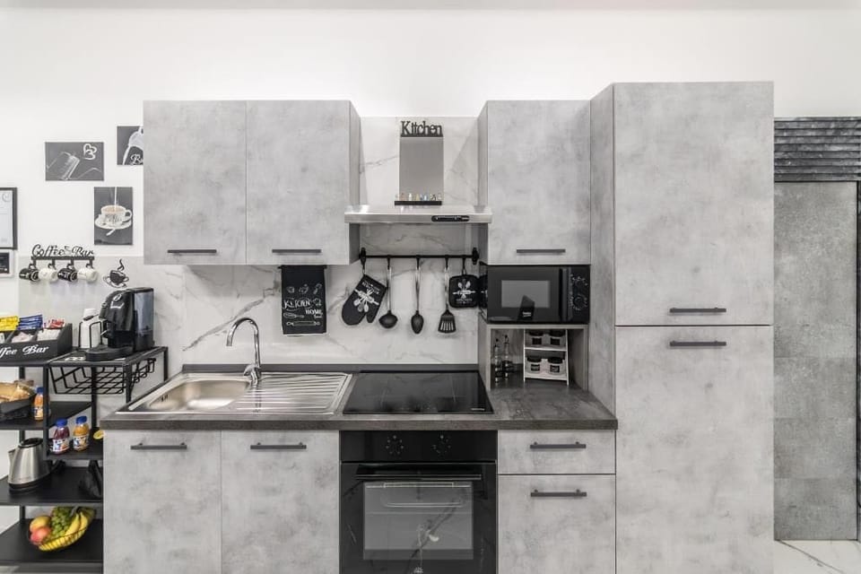 Full-size fridge, microwave, oven, stovetop