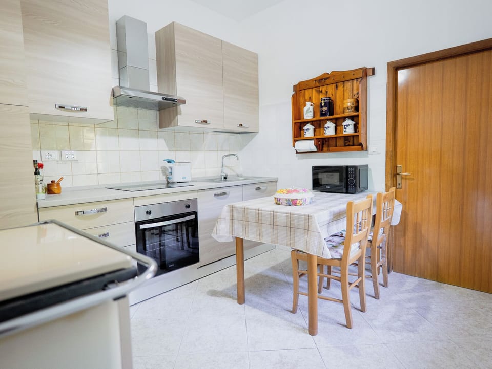 Full-size fridge, microwave, oven, stovetop