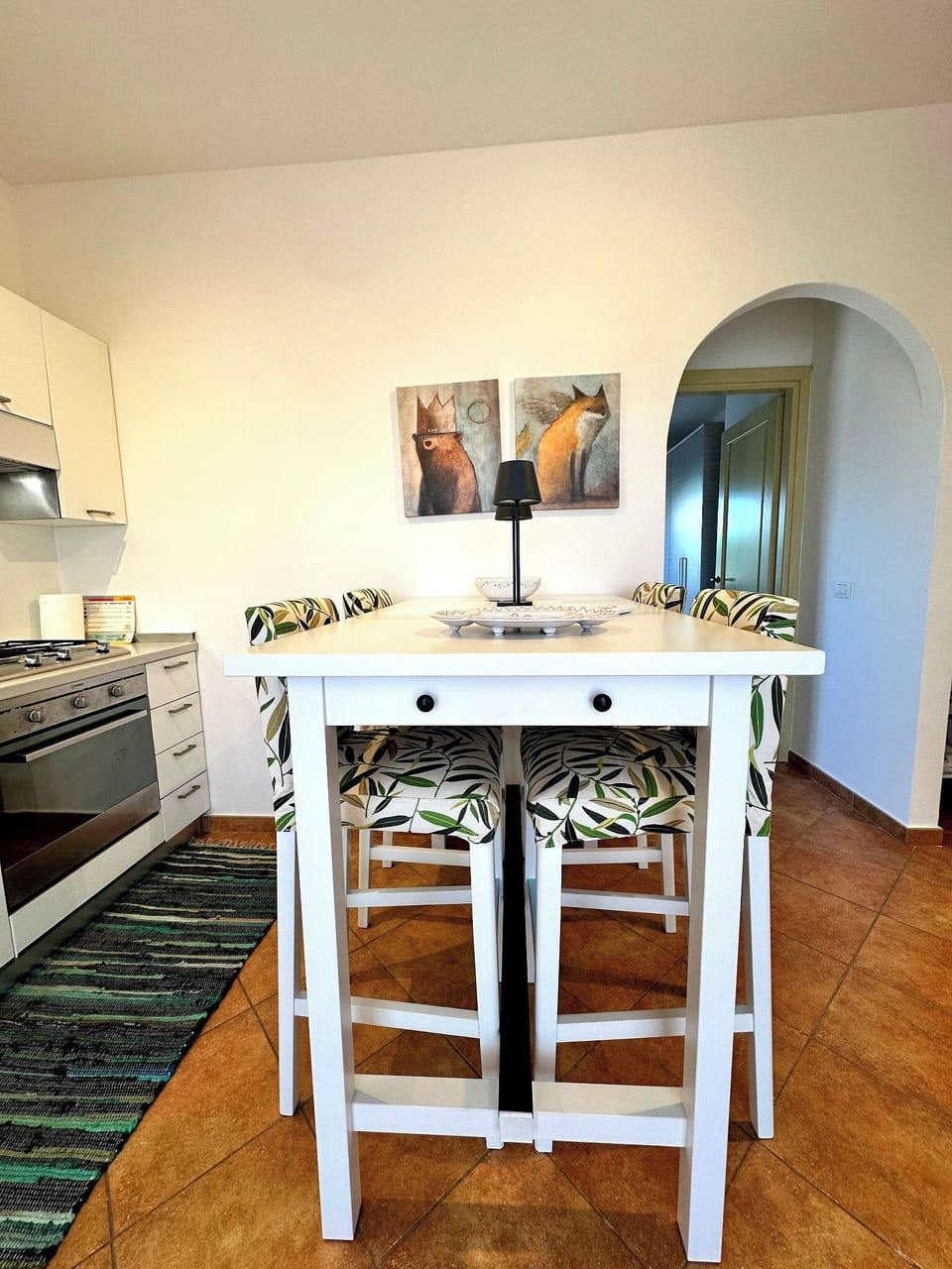 Full-size fridge, stovetop, dishwasher, cookware/dishes/utensils
