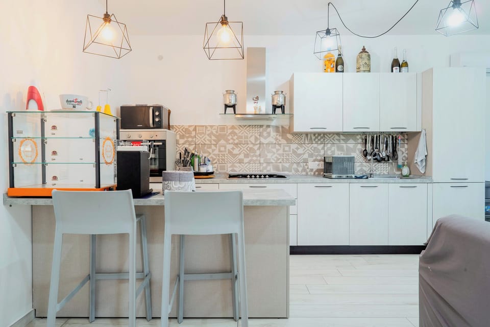 Full-size fridge, microwave, oven, stovetop