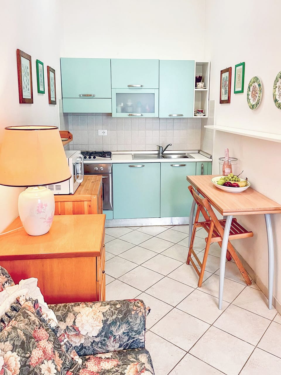 Full-size fridge, microwave, oven, stovetop