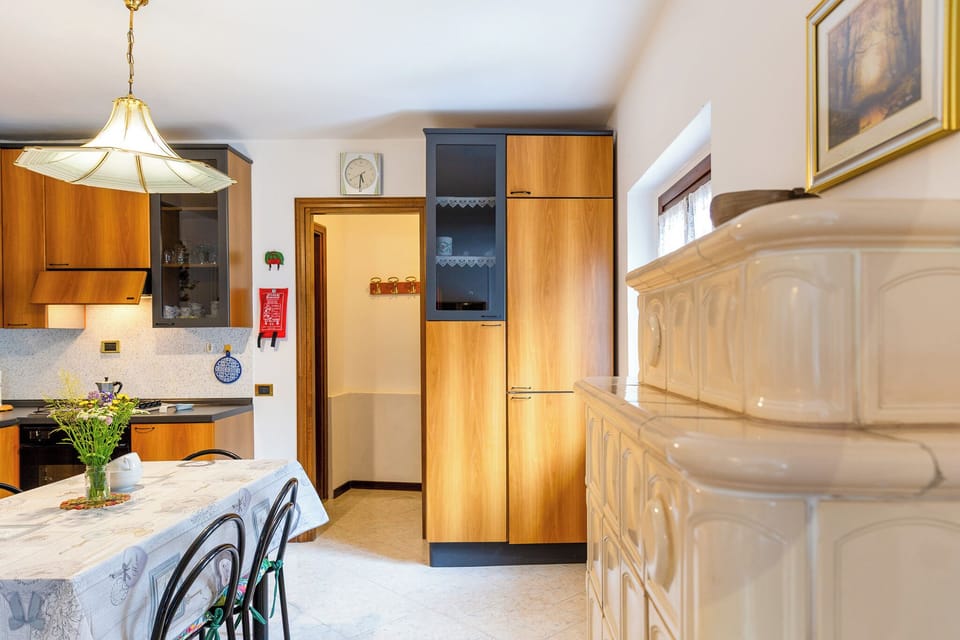 Full-size fridge, microwave, oven, stovetop