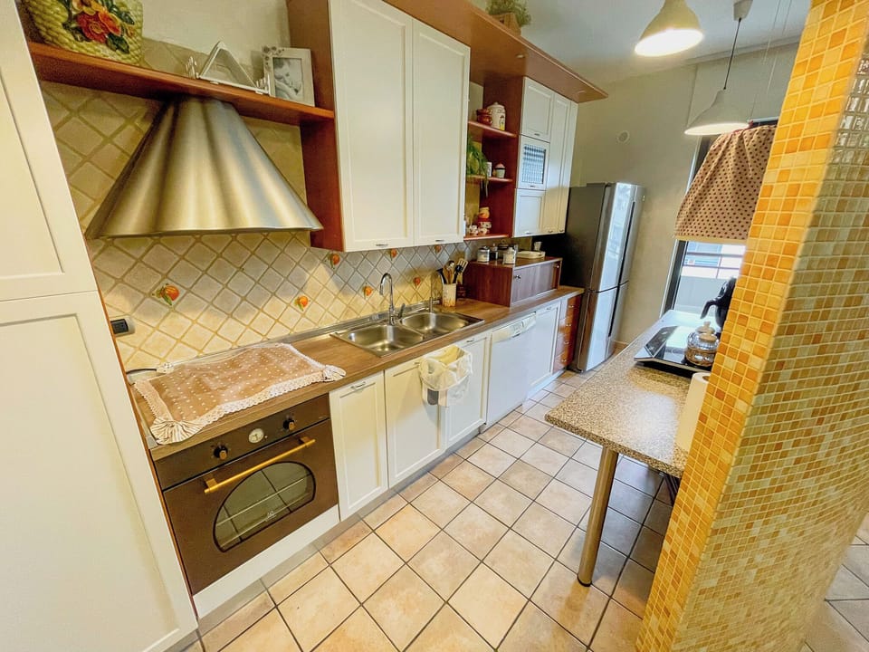 Full-size fridge, microwave, oven, stovetop