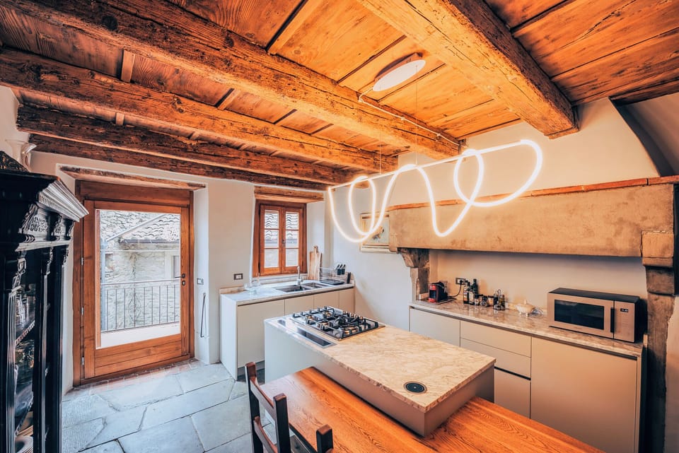 Deluxe Apartment | Private kitchen | Full-size fridge, microwave, oven, stovetop