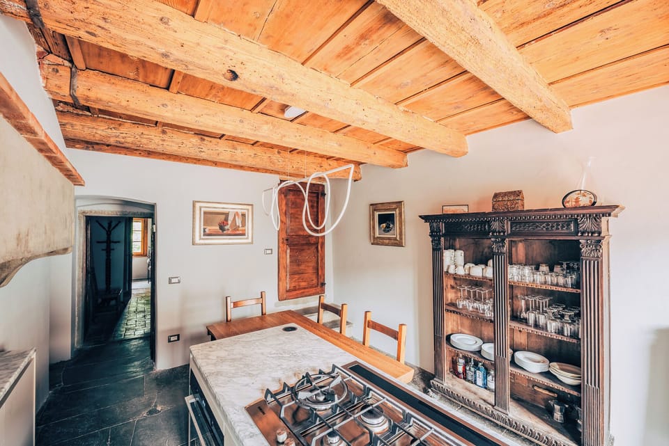 Deluxe Apartment | Private kitchen | Full-size fridge, microwave, oven, stovetop