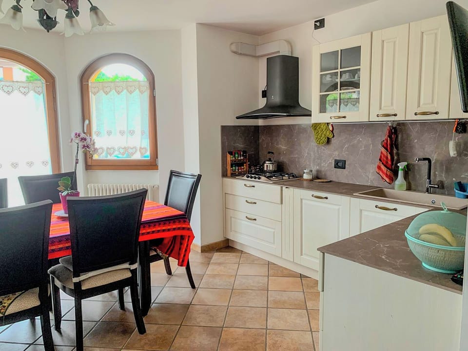 Full-size fridge, oven, stovetop, dishwasher