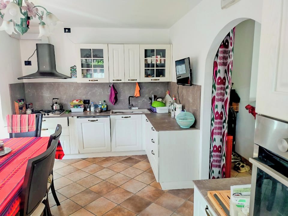Full-size fridge, oven, stovetop, dishwasher
