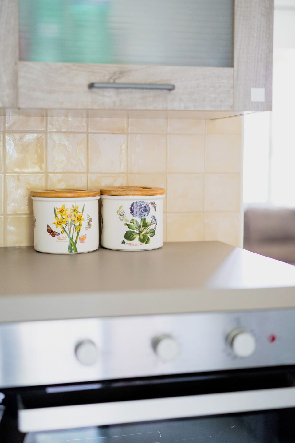 Full-size fridge, microwave, oven, stovetop