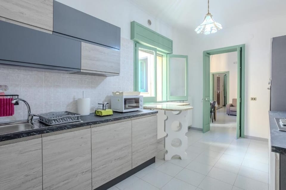 Full-size fridge, microwave, oven, stovetop