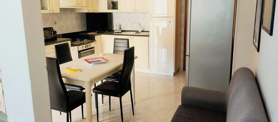 Full-size fridge, microwave, stovetop, cookware/dishes/utensils
