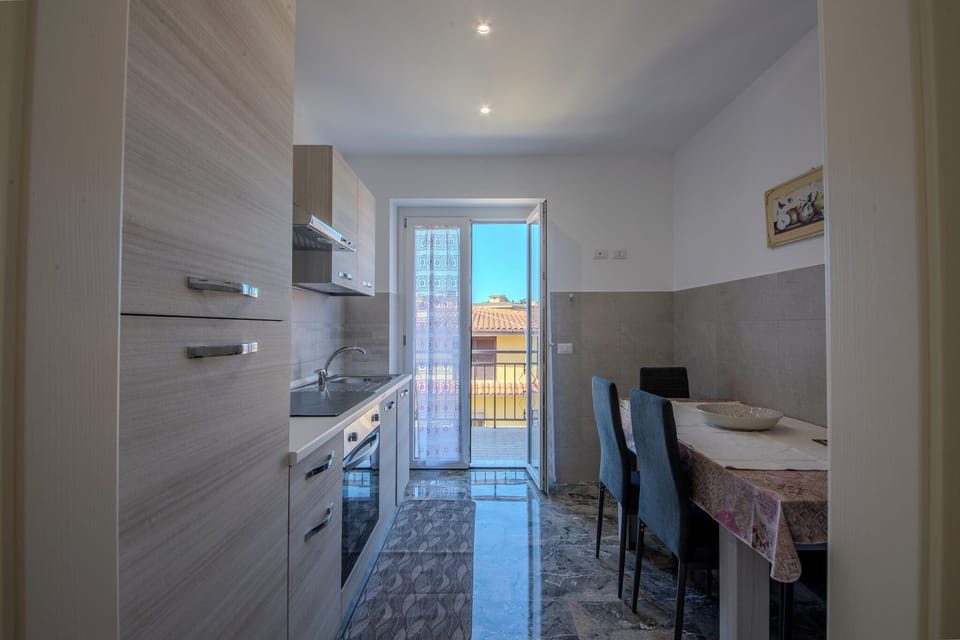 Full-size fridge, microwave, oven, stovetop
