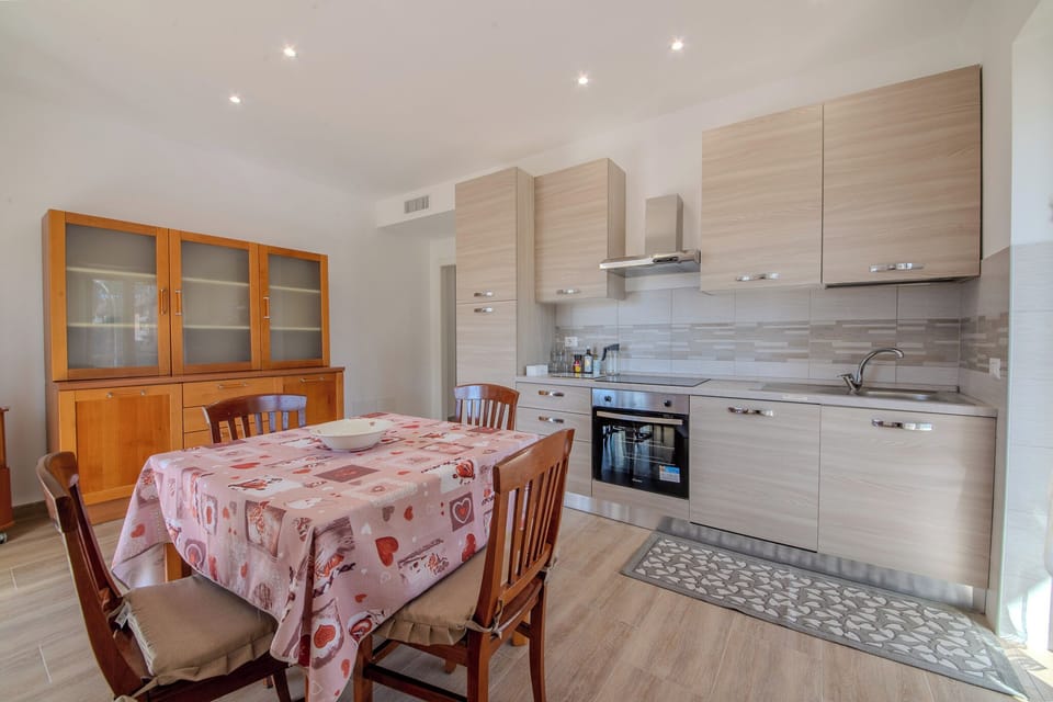 Full-size fridge, microwave, oven, stovetop