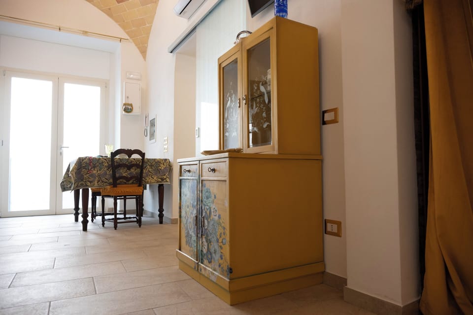 Deluxe Apartment | Private kitchen | Full-size fridge, microwave, oven, stovetop