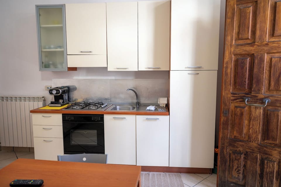 Full-size fridge, microwave, oven, stovetop