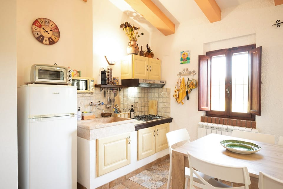 Full-size fridge, microwave, oven, stovetop