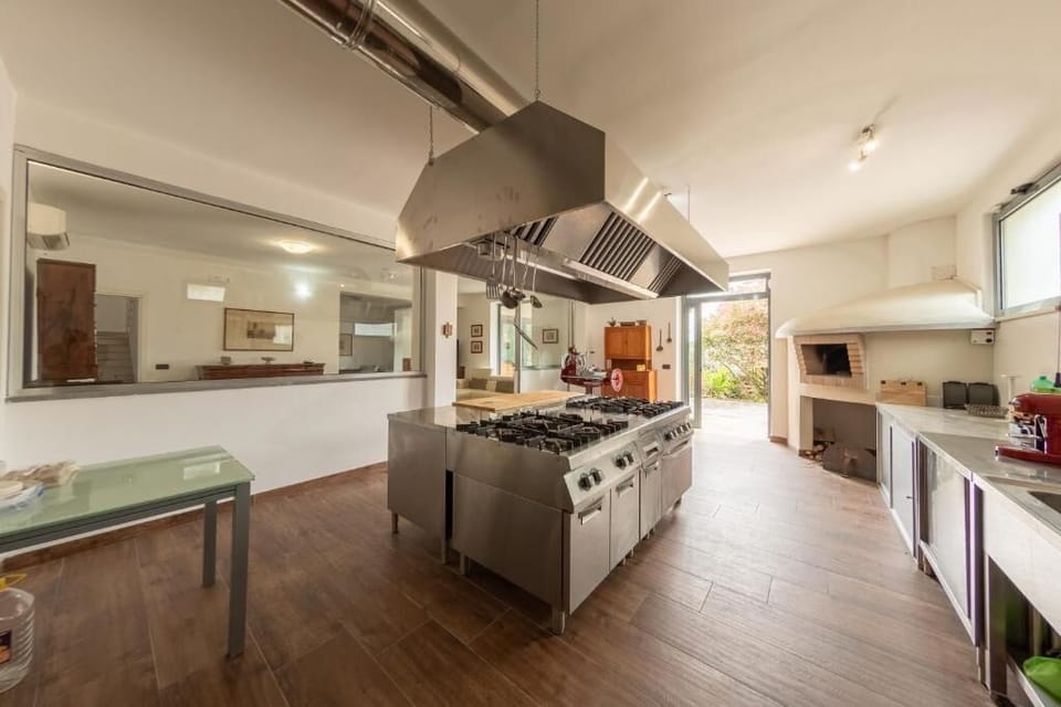 Full-size fridge, oven, stovetop, dishwasher