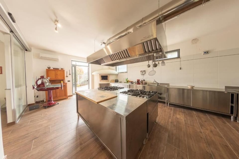Full-size fridge, oven, stovetop, dishwasher