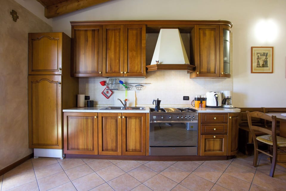 Full-size fridge, microwave, oven, stovetop