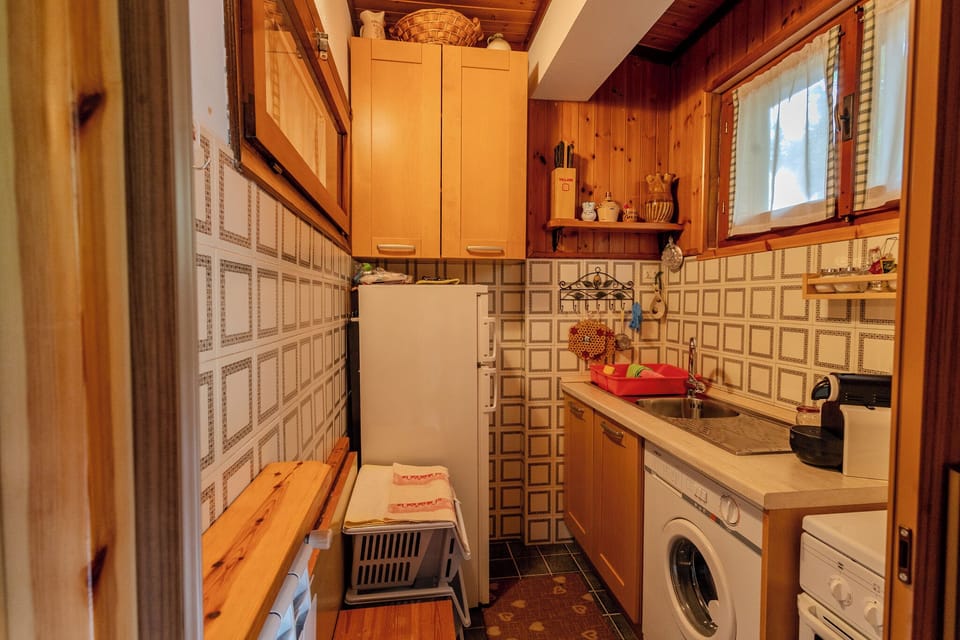 Deluxe House | Private kitchen | Full-size fridge, oven, stovetop, cookware/dishes/utensils