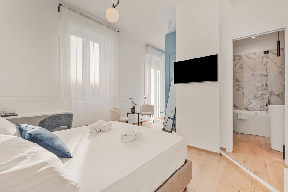 Deluxe Room, Balcony | Desk, laptop workspace, soundproofing, iron/ironing board