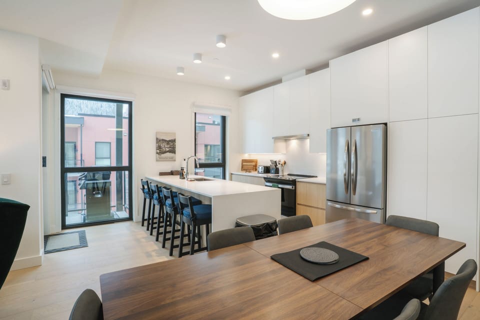 Luxury Condo, Mountain View | Private kitchen | Full-size fridge, microwave, oven, stovetop