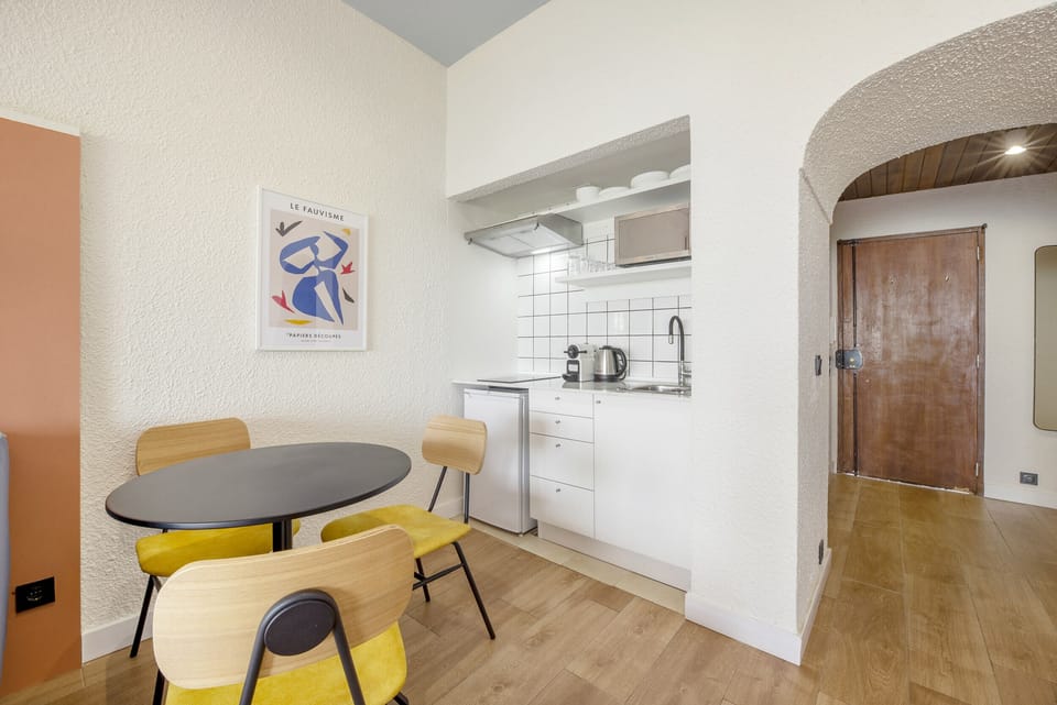 Studio | Private kitchen | Coffee/tea maker, electric kettle, highchair