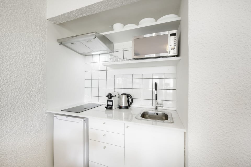 Studio | Private kitchen | Coffee/tea maker, electric kettle, highchair