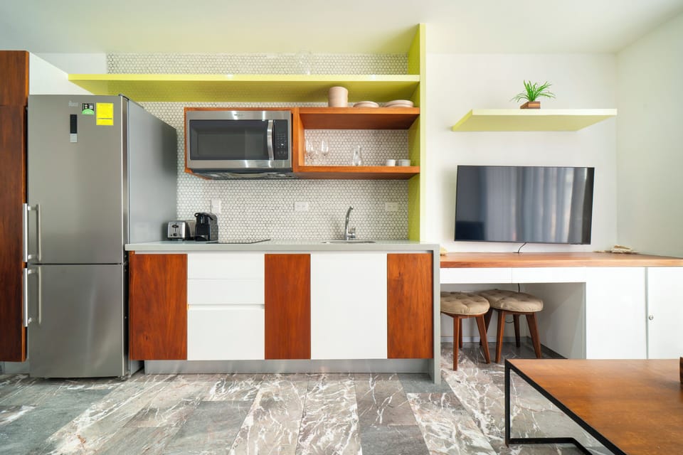 Deluxe Apartment, Balcony | Private kitchen | Toaster