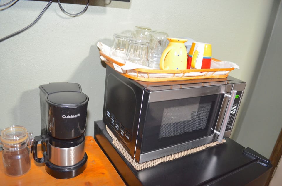 Standard Room, 1 King Bed, Bathtub, Mountain View (2nd Floor) | Coffee and/or coffee maker