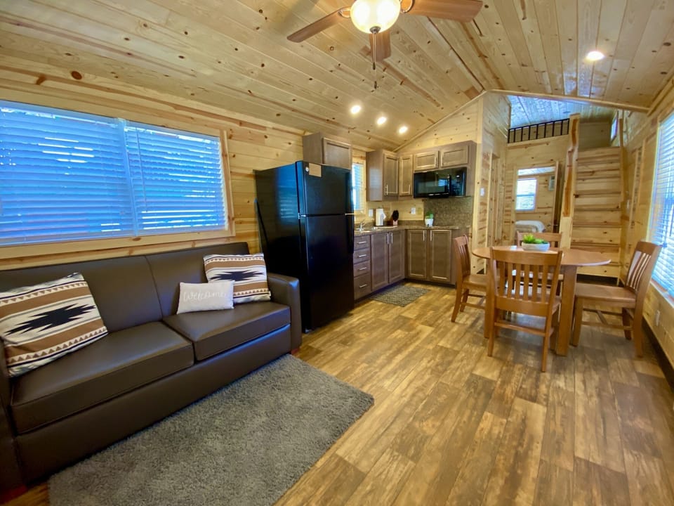 Deluxe Cabin, River View | Egyptian cotton sheets, premium bedding, pillowtop beds