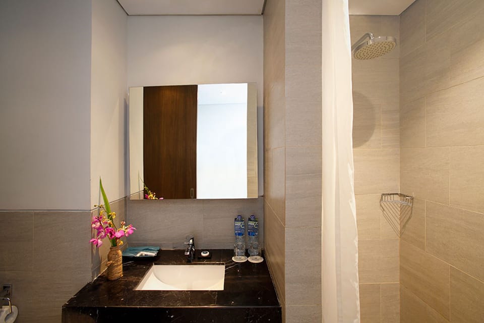 Shower, rainfall showerhead, free toiletries, towels