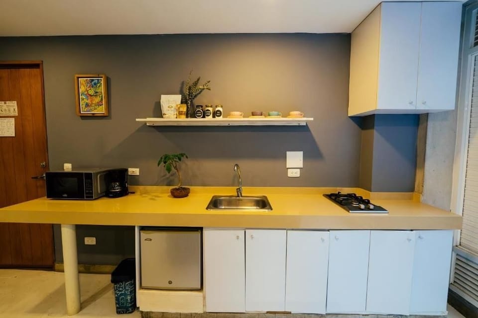 Suite, Balcony, Courtyard View | Private kitchen