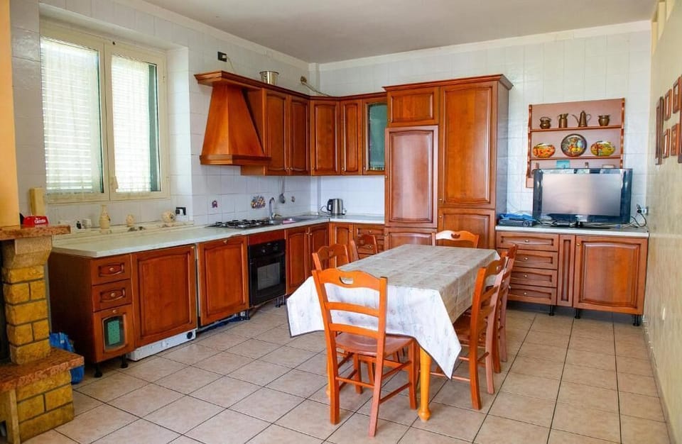 Full-size fridge, oven, stovetop, dishwasher