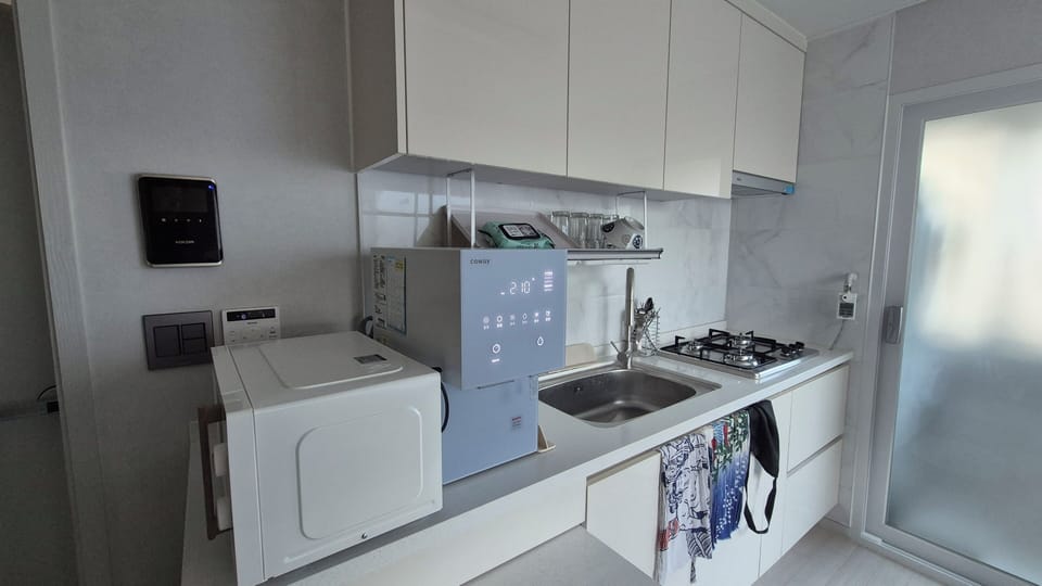 Full-size fridge, microwave, cookware/dishes/utensils