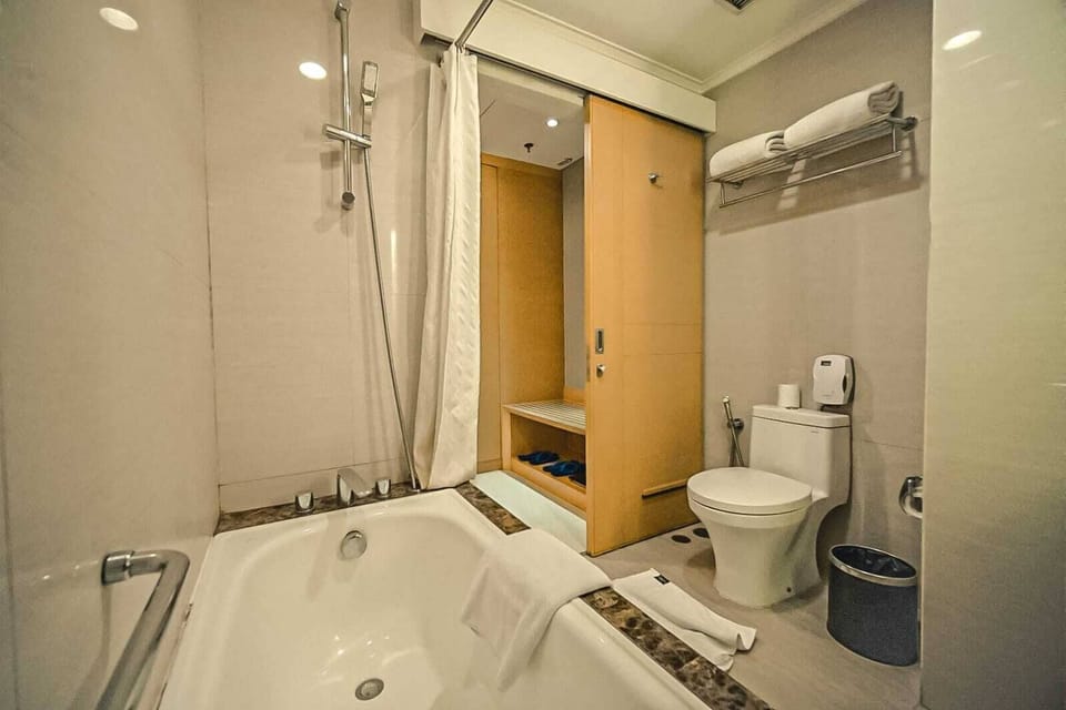 Deluxe Room | Bathroom | Free toiletries, hair dryer, slippers, towels