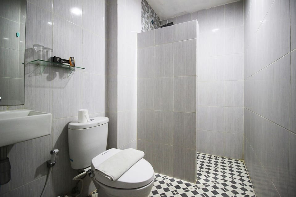 Shower, rainfall showerhead, free toiletries
