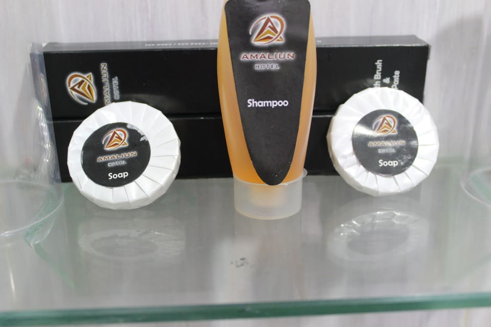 Shower, rainfall showerhead, free toiletries