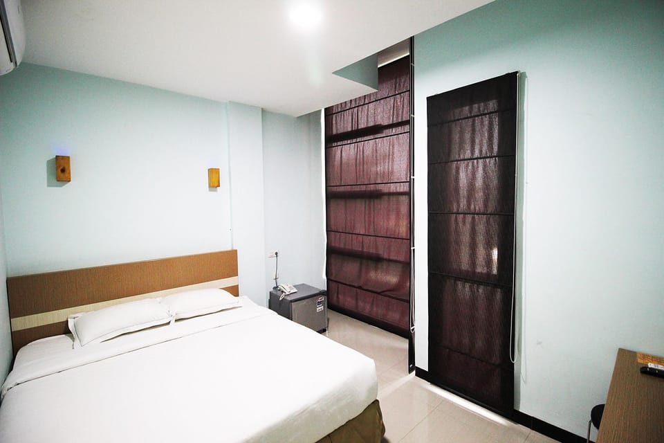 Deluxe Room | Desk, WiFi (free), bed sheets