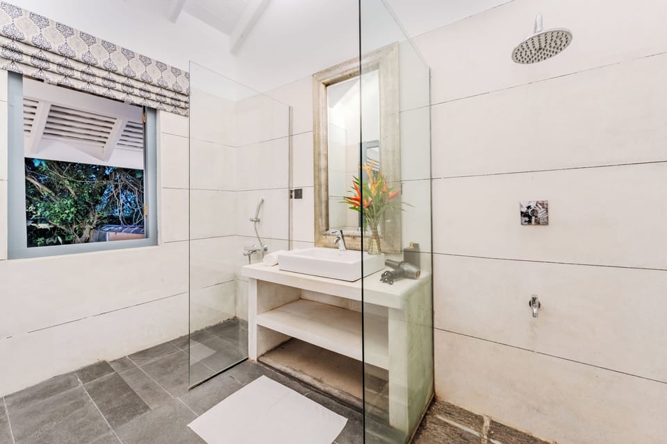 Shower, rainfall showerhead, free toiletries, hair dryer