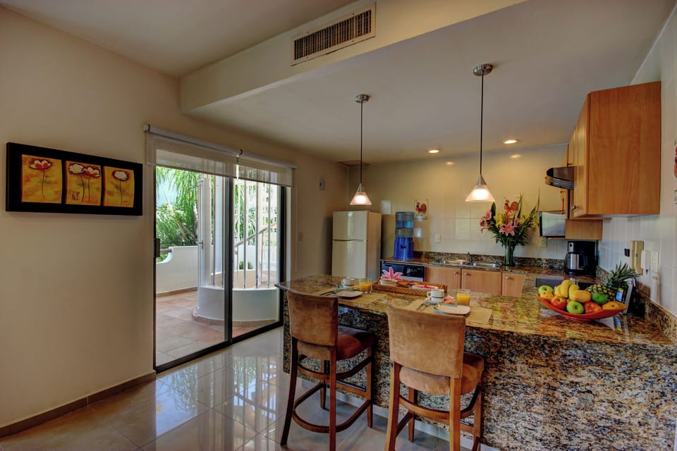 Standard Apartment, Balcony, Garden View (Palmar Penthouse Jardin #308) | Private kitchen | Toaster, blender, dining table