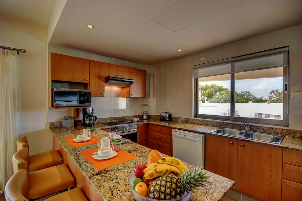 Standard Apartment, Balcony, City View (Palmar Penthouse 5ta Avenida #305) | Private kitchen | Toaster, blender, dining table